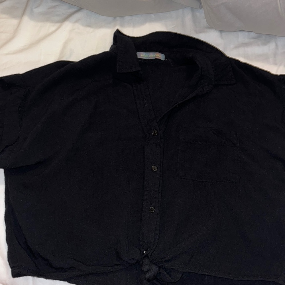 Black blouse. Crop top.